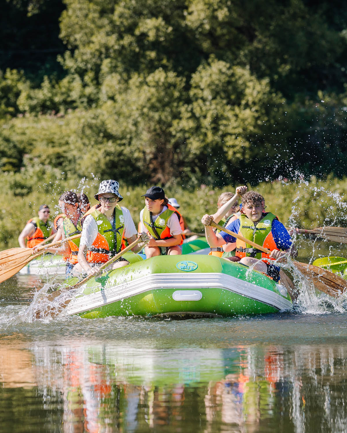 Grupowe spływy pontonowe z instruktorem i ratownikiem podczas wycieczek szkolnych